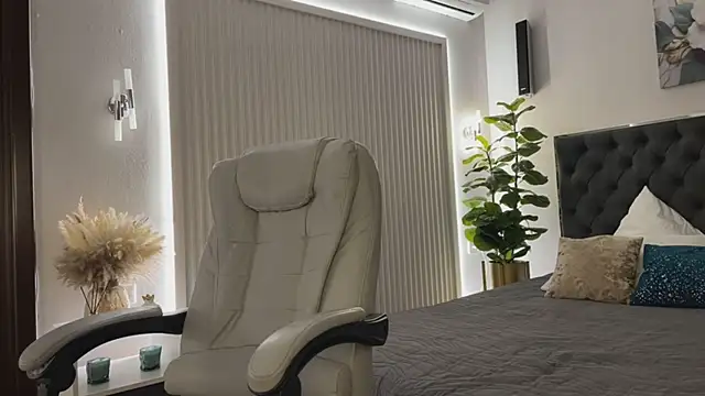 OhMyEmma online show from 04-11-26, 01:24