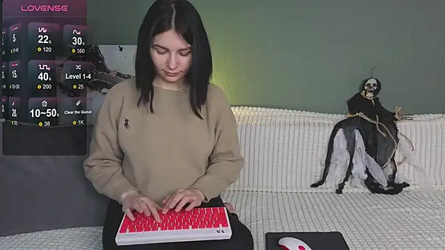 Charlotte Woods online show from 10-20-25, 04:25