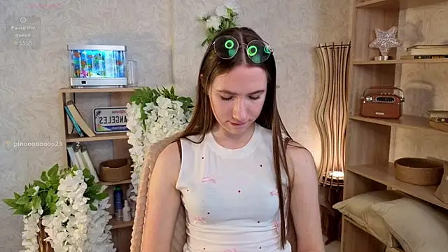 Kira mindnes online show from 09-18-25, 06:16