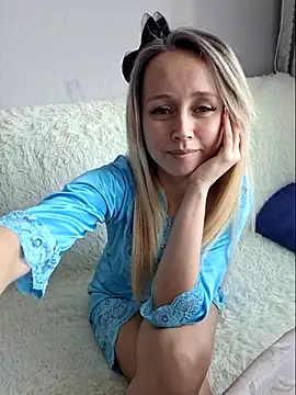 Snapshot of b_l_o_n_d_i_n_k_a chatting on 03-21-25, 10:50 b l o n d i n k a online show from 03-21-25, 10:50