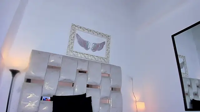 Lola Blondie online show from 11-18-25, 12:19