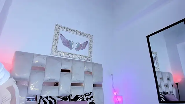 Lola Blondie online show from 12-18-25, 01:15