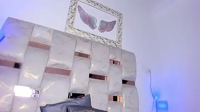 Lola Blondie online show from 11-26-25, 12:27