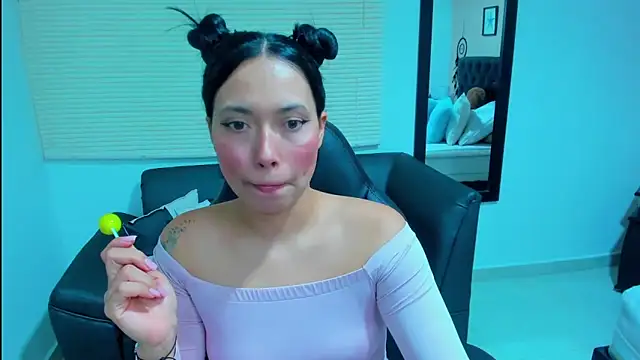  LiilyWong online show from 10-11-25, 05:08