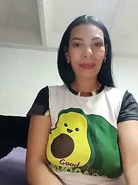 Snapshot of DaphneRosses chatting on 05-26-26, 01:53 DaphneRosses online show from 05-26-26, 01:53