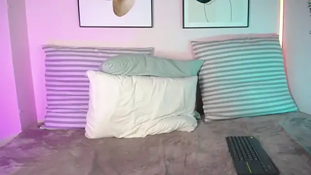 naia xo online show from 03-21-25, 11:23