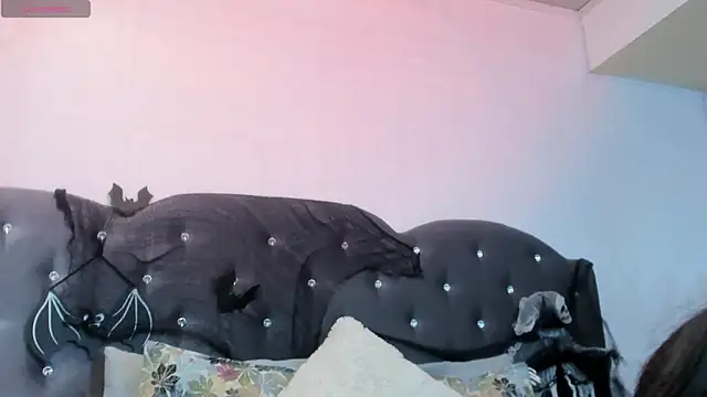 Lia Valmont online show from 10-28-25, 02:49