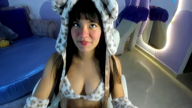 auroracute02 online show from 10-13-25, 01:12