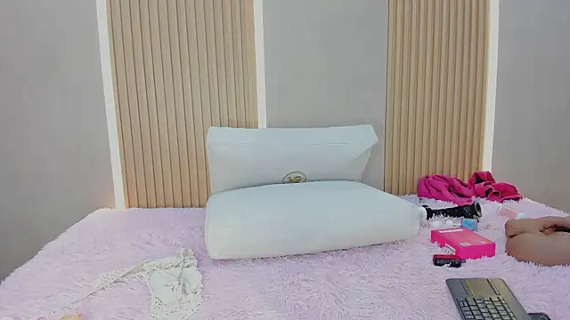 stephany summer online show from 10-30-25, 04:11