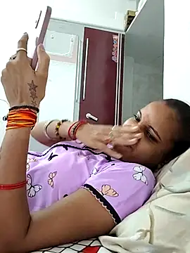 Snapshot of Hotty-Nidhi chatting on 09-20-25, 05:18 Hotty-Nidhi online show from 09-20-25, 05:18
