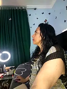 AlexaNovoa  online show from 12-23-25, 01:05