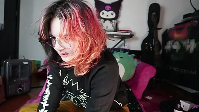 Snapshot of Devil_And_Princess chatting on 10-10-25, 03:40 Devil And Princess online show from 10-10-25, 03:40