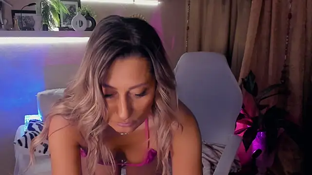 Snapshot of SarahAlluring chatting on 05-31-26, 06:09 SarahAlluring online show from 05-31-26, 06:09