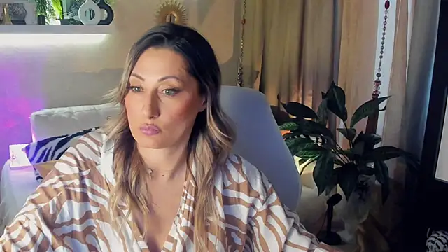 Snapshot of SarahAlluring chatting on 05-14-26, 02:58 SarahAlluring online show from 05-14-26, 02:58