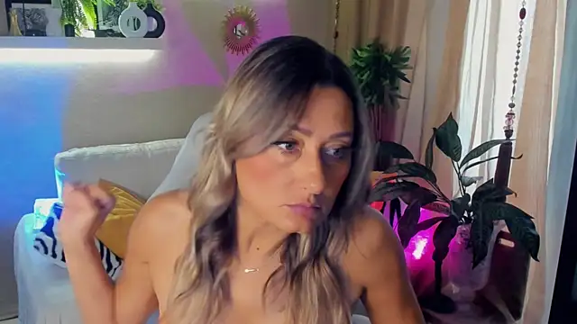 Snapshot of SarahAlluring chatting on 06-08-26, 06:03 SarahAlluring online show from 06-08-26, 06:03