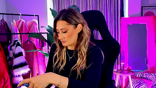Snapshot of SarahAlluring chatting on 04-29-26, 01:04 SarahAlluring online show from 04-29-26, 01:04