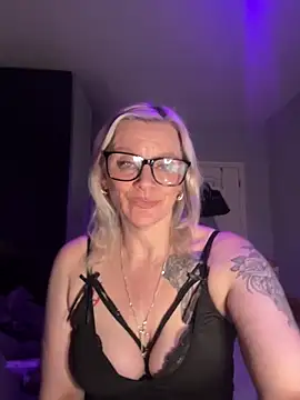 Snapshot of Curvy-Cleo chatting on 02-08-26, 07:11 Curvy-Cleo online show from 02-08-26, 07:11