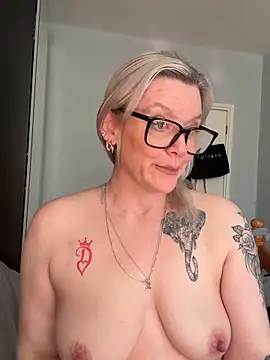 Snapshot of Curvy-Cleo chatting on 02-25-26, 10:48 Curvy-Cleo online show from 02-25-26, 10:48