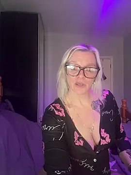 Snapshot of Curvy-Cleo chatting on 02-10-26, 12:15 Curvy-Cleo online show from 02-10-26, 12:15