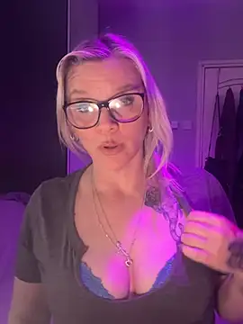 Snapshot of Curvy-Cleo chatting on 04-12-26, 08:34 Curvy-Cleo online show from 04-12-26, 08:34