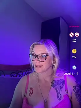 Snapshot of Curvy-Cleo chatting on 05-22-26, 09:46 Curvy-Cleo online show from 05-22-26, 09:46