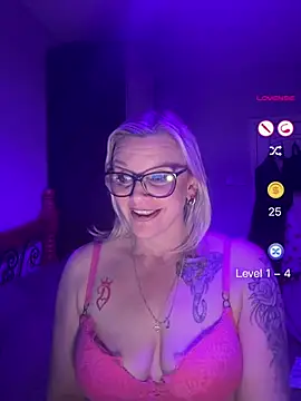 Snapshot of Curvy-Cleo chatting on 04-27-26, 08:07 Curvy-Cleo online show from 04-27-26, 08:07