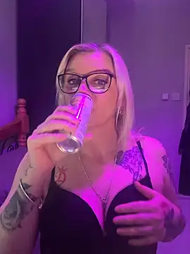 Snapshot of Curvy-Cleo chatting on 04-17-26, 08:22 Curvy-Cleo online show from 04-17-26, 08:22