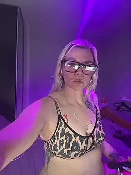 Snapshot of Curvy-Cleo chatting on 02-11-26, 09:03 Curvy-Cleo online show from 02-11-26, 09:03