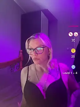 Snapshot of Curvy-Cleo chatting on 04-29-26, 08:37 Curvy-Cleo online show from 04-29-26, 08:37