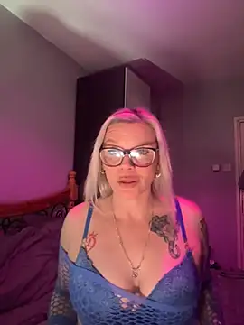 Snapshot of Curvy-Cleo chatting on 04-11-26, 09:40 Curvy-Cleo online show from 04-11-26, 09:40