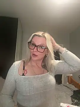 Snapshot of Curvy-Cleo chatting on 02-12-26, 12:16 Curvy-Cleo online show from 02-12-26, 12:16