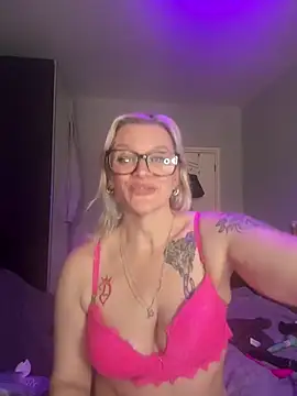 Snapshot of Curvy-Cleo chatting on 02-09-26, 10:57 Curvy-Cleo online show from 02-09-26, 10:57