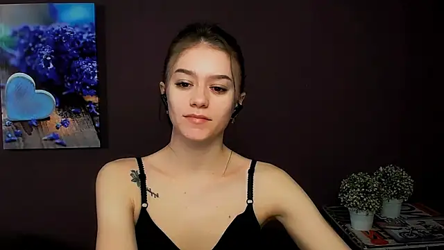 Snapshot of LanaTey chatting on 03-20-25, 10:32 LanaTey online show from 03-20-25, 10:32