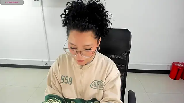 Snapshot of jenn_cg chatting on 11-15-25, 10:03 jenn cg online show from 11-15-25, 10:03