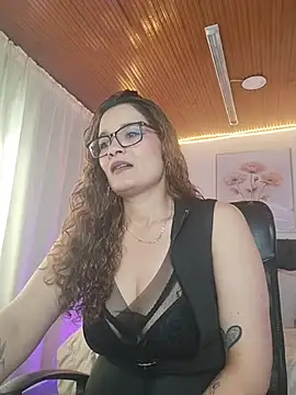 Snapshot of Rose_Thompson1 chatting on 06-29-26, 01:33 Rose Thompson1 online show from 06-29-26, 01:33