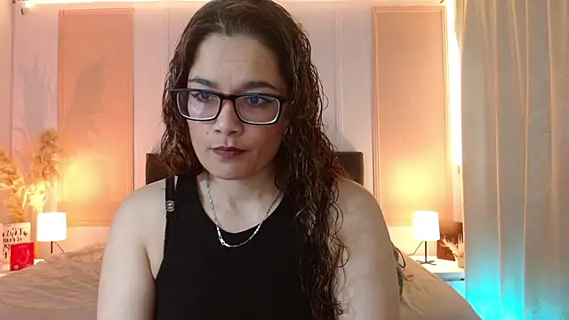 Snapshot of Rose_Thompson1 chatting on 06-07-26, 01:38 Rose Thompson1 online show from 06-07-26, 01:38