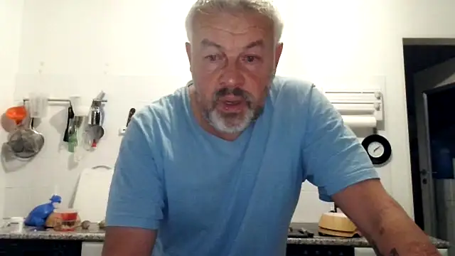 Snapshot of Berg_Boy chatting on 10-05-25, 05:09 Berg Boy online show from 10-05-25, 05:09