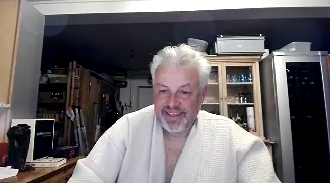 Snapshot of Berg_Boy chatting on 03-18-25, 07:55 Berg Boy online show from 03-18-25, 07:55