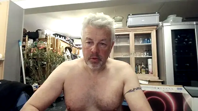 Snapshot of Berg_Boy chatting on 03-10-25, 09:18 Berg Boy online show from 03-10-25, 09:18