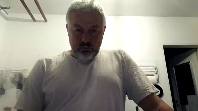 Snapshot of Berg_Boy chatting on 10-22-25, 10:41 Berg Boy online show from 10-22-25, 10:41