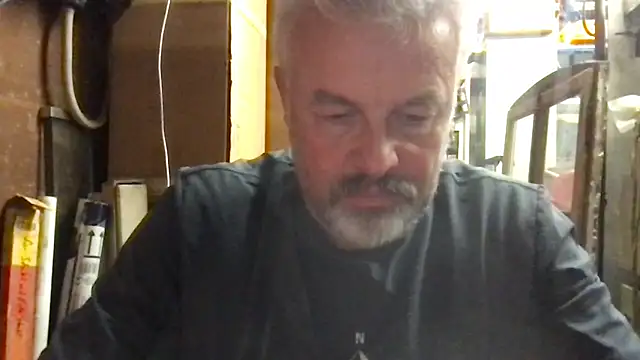 Snapshot of Berg_Boy chatting on 10-17-25, 04:20 Berg Boy online show from 10-17-25, 04:20