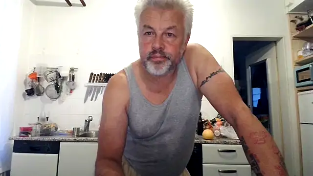 Snapshot of Berg_Boy chatting on 09-16-25, 05:25 Berg Boy online show from 09-16-25, 05:25