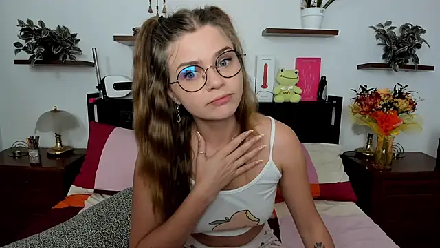 Snapshot of HaleyReedme chatting on 06-07-26, 07:02 HaleyReedme online show from 06-07-26, 07:02