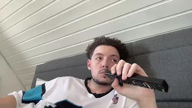 Snapshot of Sabo01 chatting on 03-18-25, 12:39 Sabo01 online show from 03-18-25, 12:39