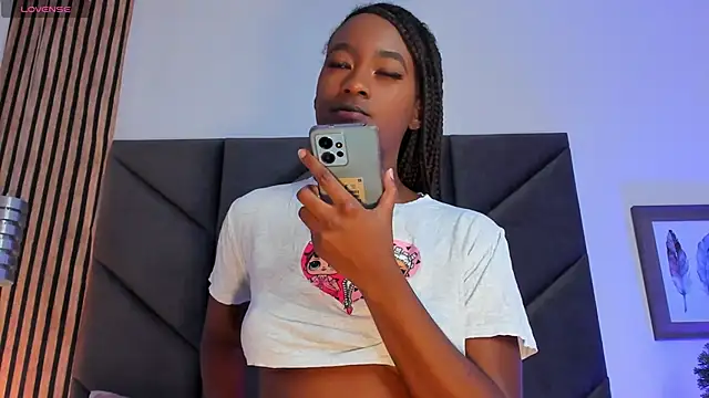 Snapshot of Kendallross28 chatting on 09-16-25, 01:56 Kendallross28 online show from 09-16-25, 01:56