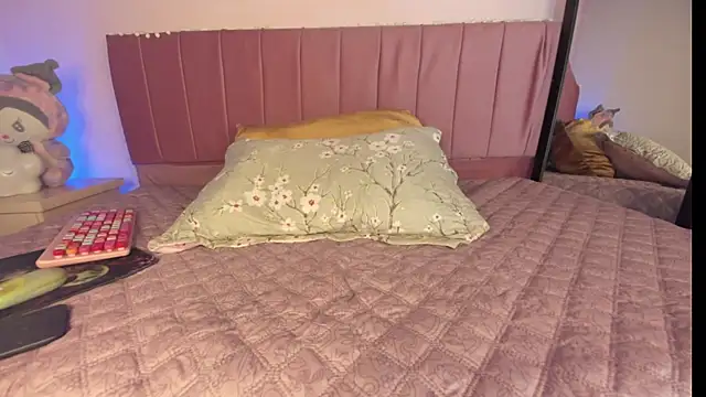 kitty-kryss online show from 10-22-25, 02:05