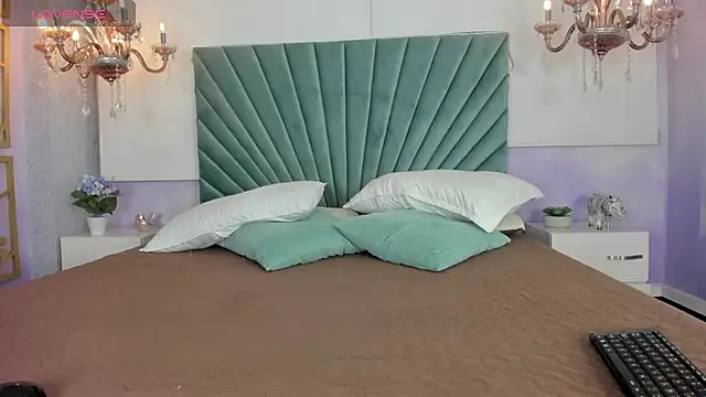 JulietSofia online show from 12-16-25, 03:44