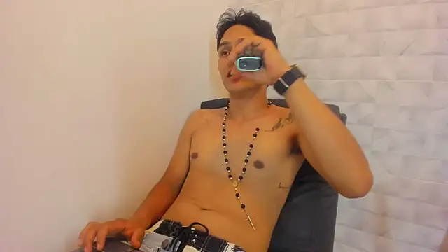 Snapshot of Stone_grey1_ chatting on 03-18-25, 02:40 Stone grey1 online show from 03-18-25, 02:40