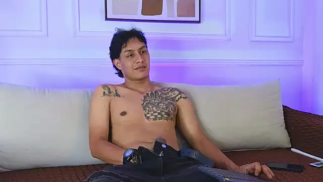 Snapshot of Stone_grey1_ chatting on 06-18-26, 01:48 Stone grey1 online show from 06-18-26, 01:48
