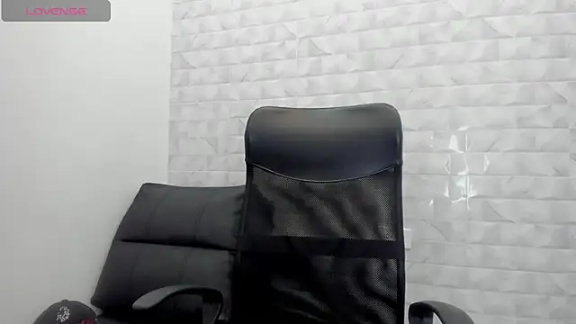 Snapshot of Stone_grey1_ chatting on 03-13-25, 11:16 Stone grey1 online show from 03-13-25, 11:16